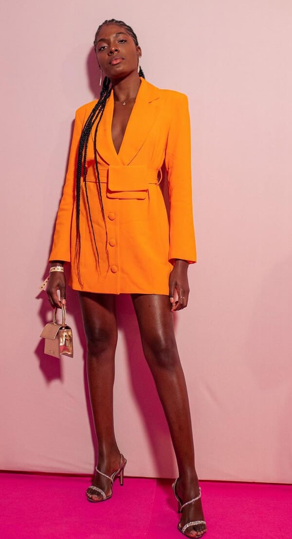 estilo de roupa feminina - imagem de modelo com roupa laranja