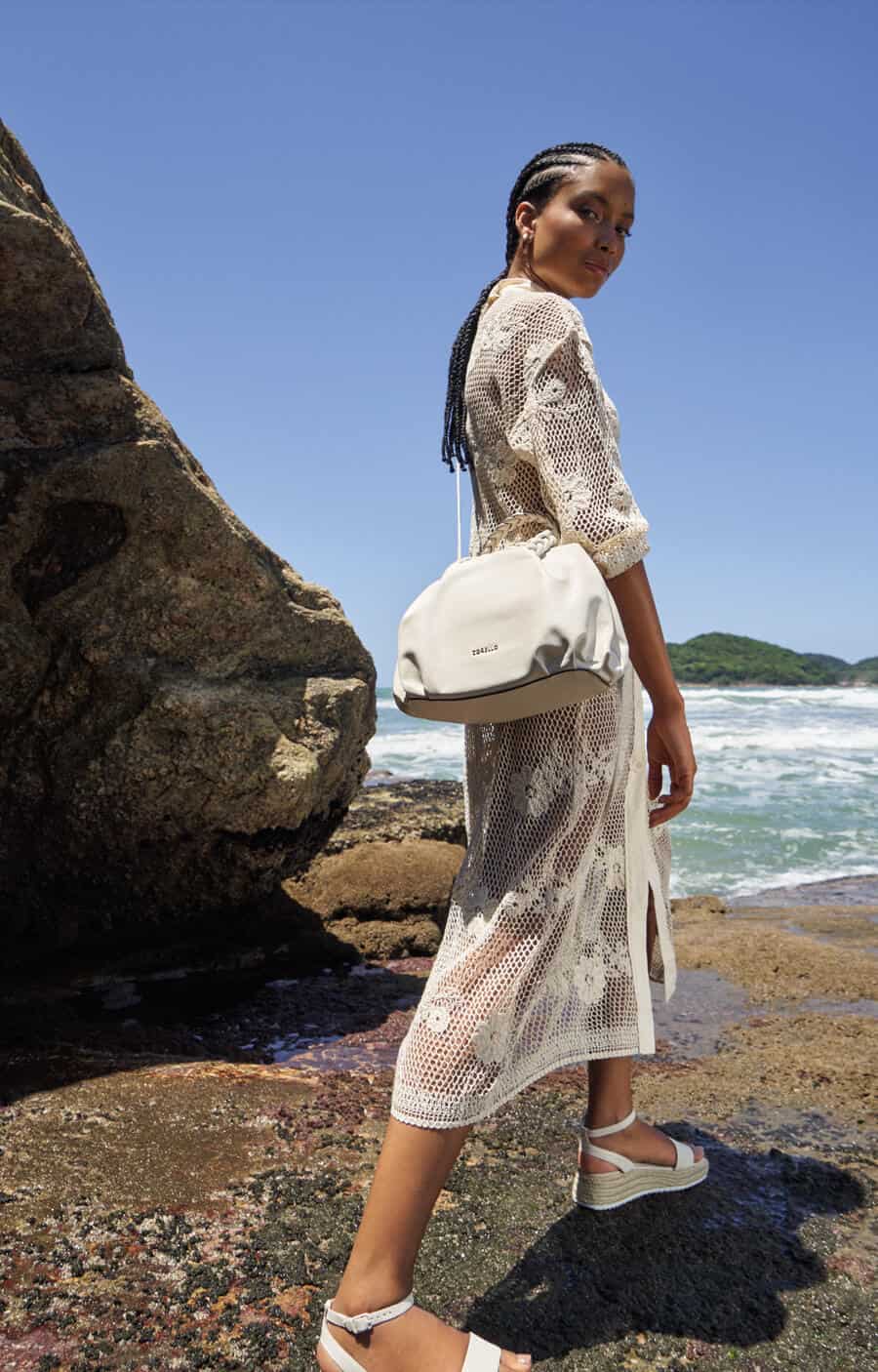 Como usar bolsa de ombro: modelo com bolsa de ombro na praia