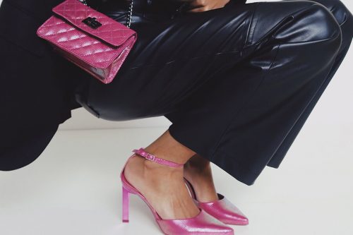 Ideias incríveis de looks com sandália rosa