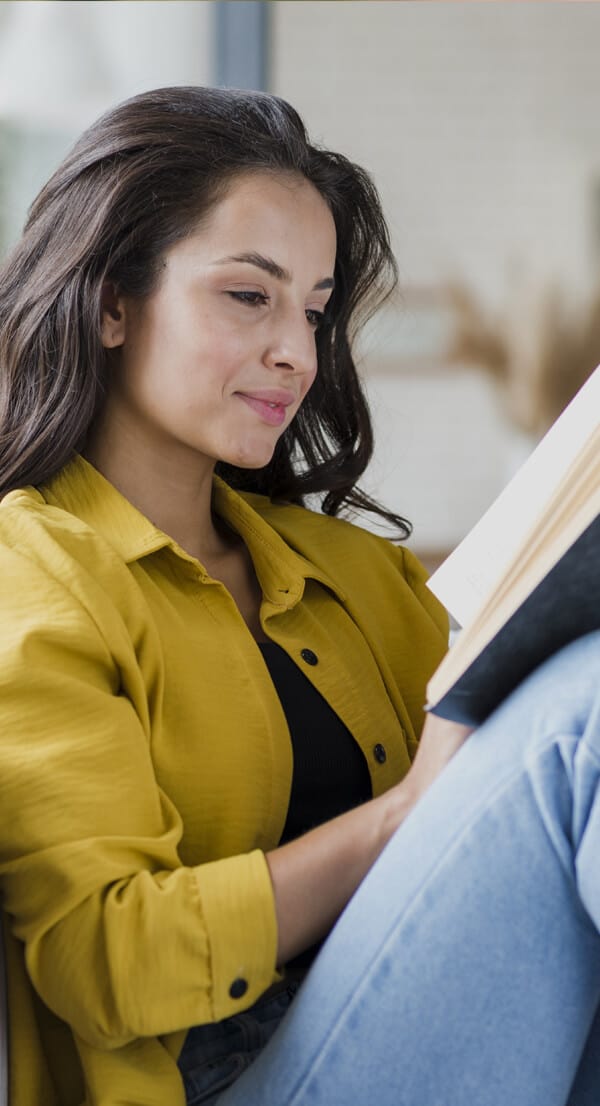 livros de moda - imagem de mulher lendo livro